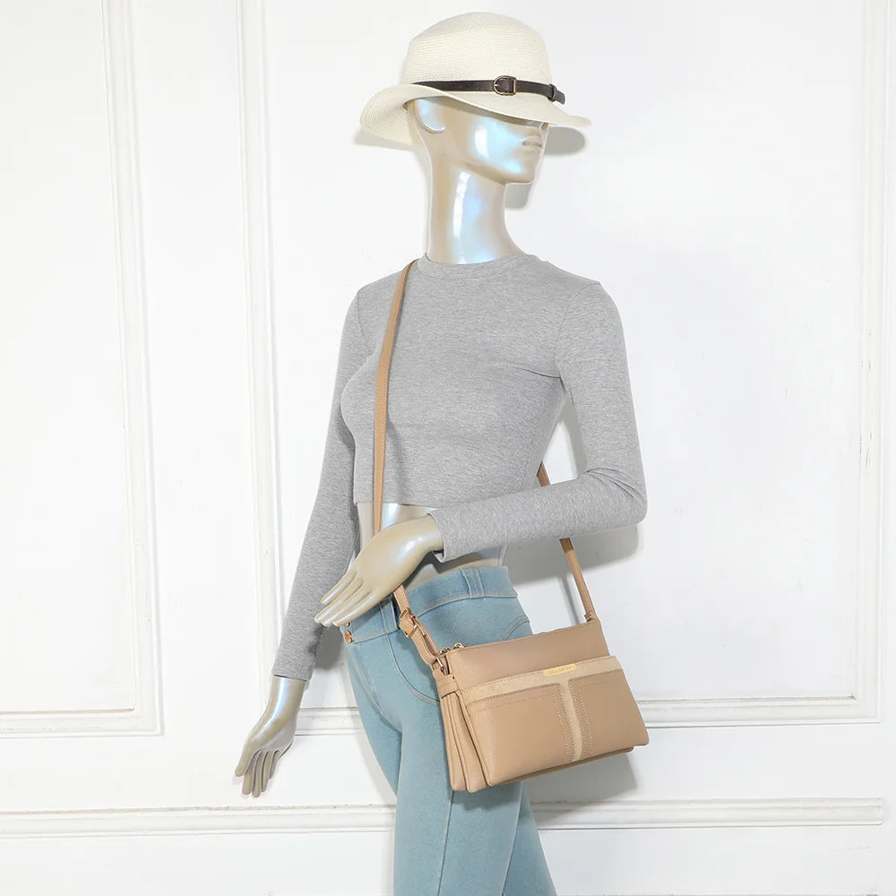 Sac bandoulière femme La Méline taupe porté à l’épaule grâce à sa bandoulière réglable – réf. A-9175