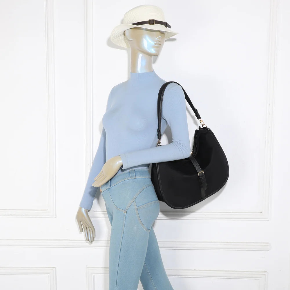 Sac femme La Méorine noir porté, à l’épaule avec sa longue anse ou en bandoulière amovible – réf. JC-53001