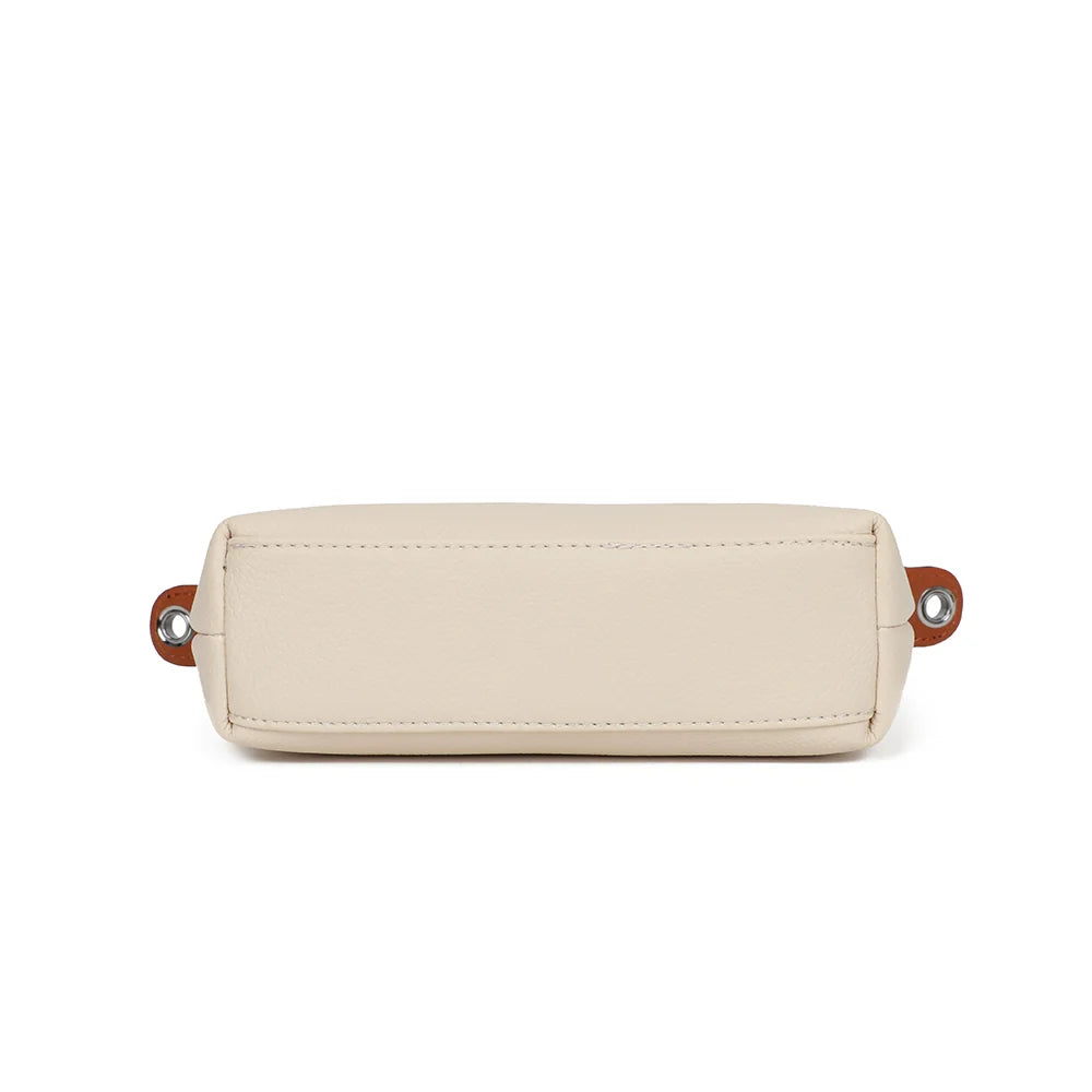 Dessous de La Minette beige : fond en simili cuir grainé assorti au reste du petit sac – réf. A-9112