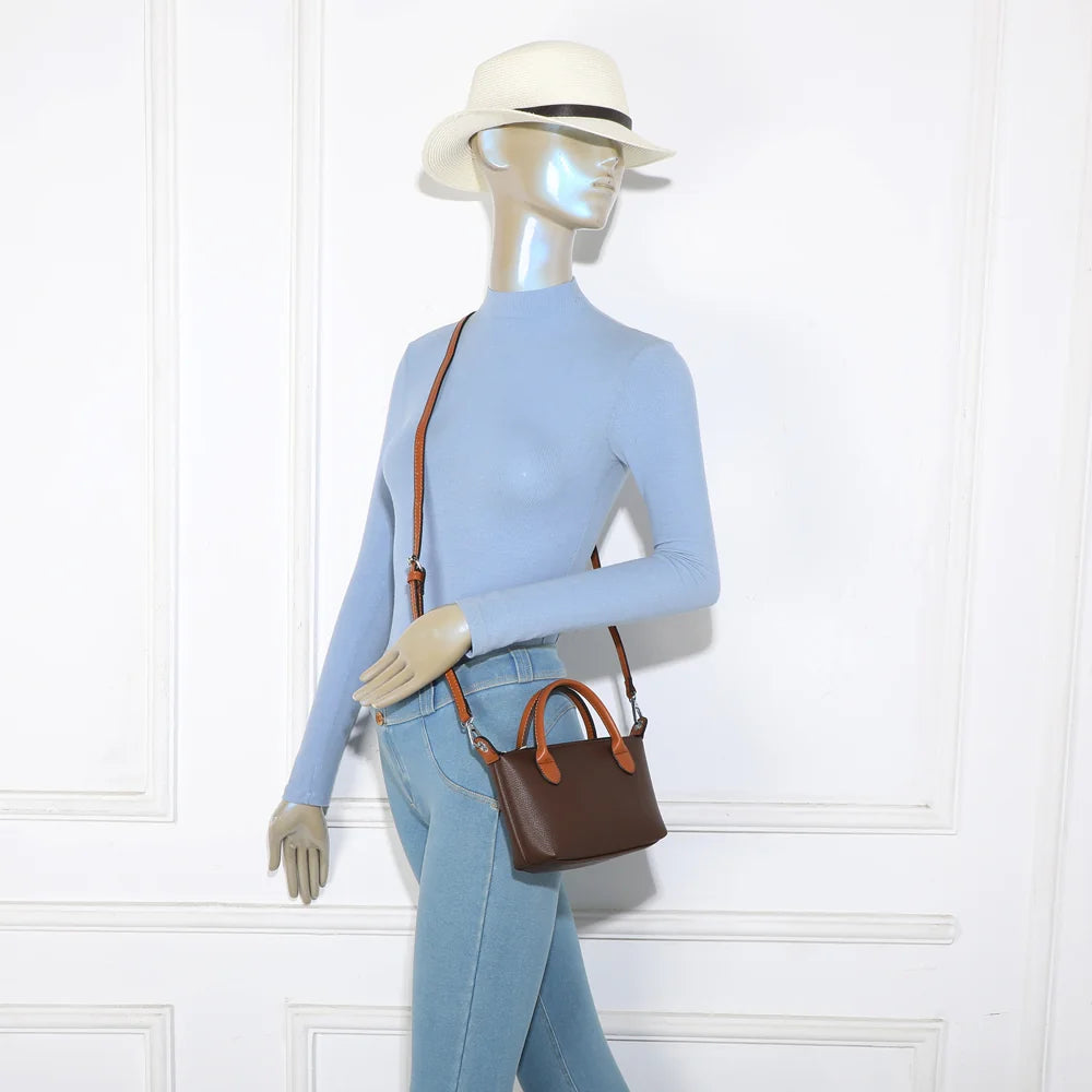 Petit sac femme La Minette café porté, à la main ou à l’épaule grâce à sa bandoulière amovible – réf. A-9112