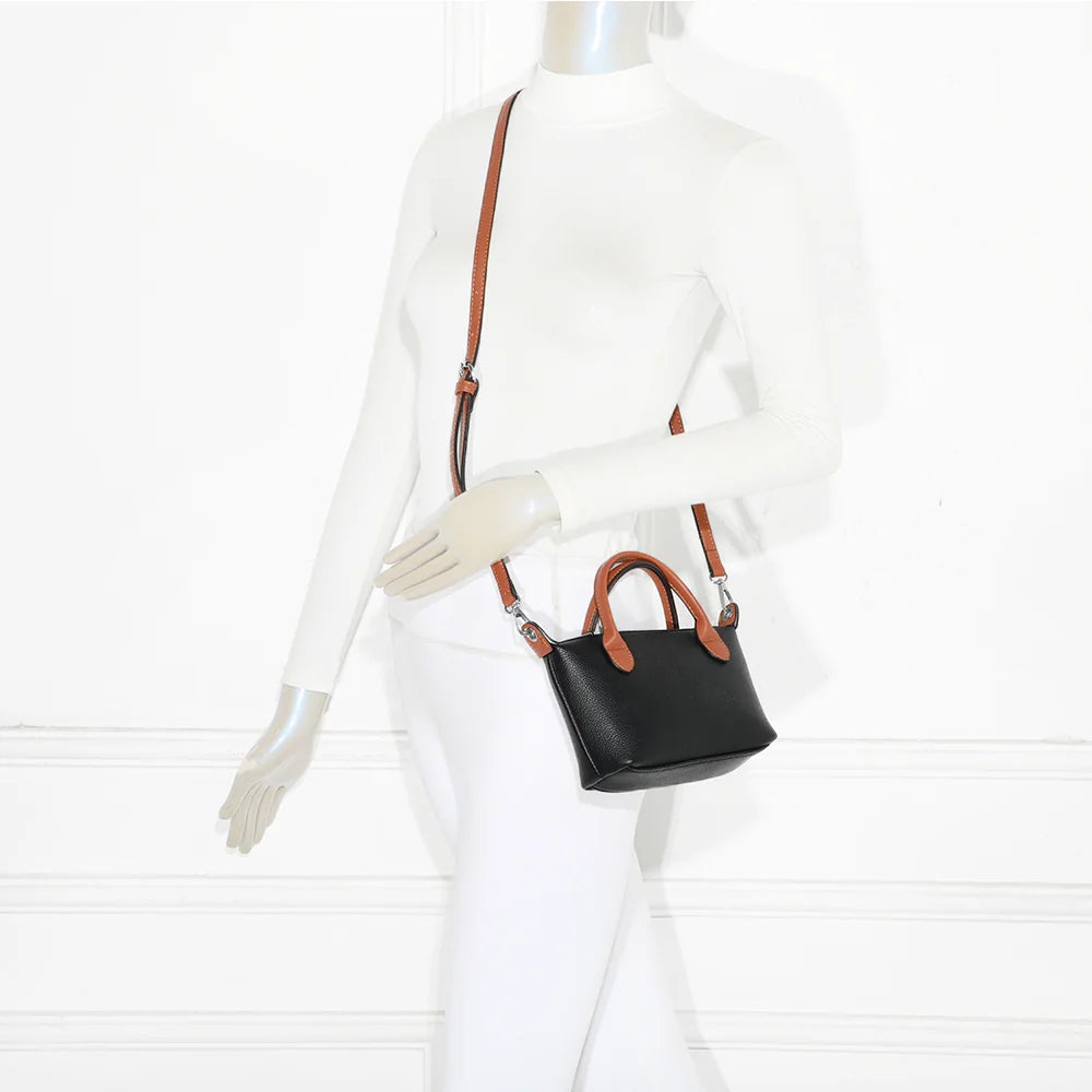 Petit sac femme La Minette noir porté, à la main ou à l’épaule grâce à sa bandoulière amovible – réf. A-9112