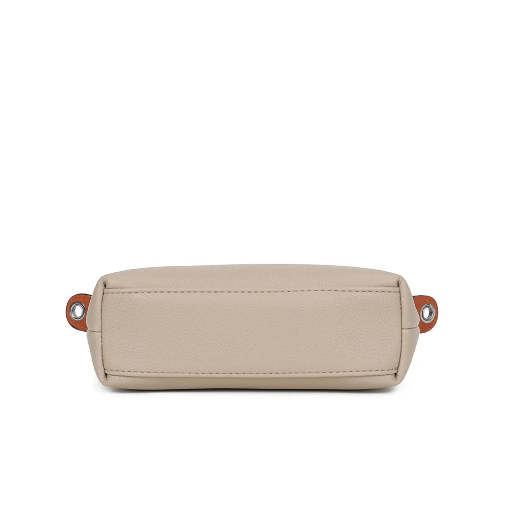 Dessous de La Minette taupe : fond en simili cuir grainé assorti au reste du petit sac – réf. A-9112