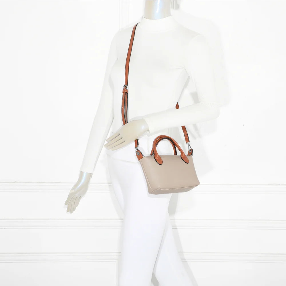Petit sac femme La Minette taupe porté, à la main ou à l’épaule grâce à sa bandoulière amovible – réf. A-9112