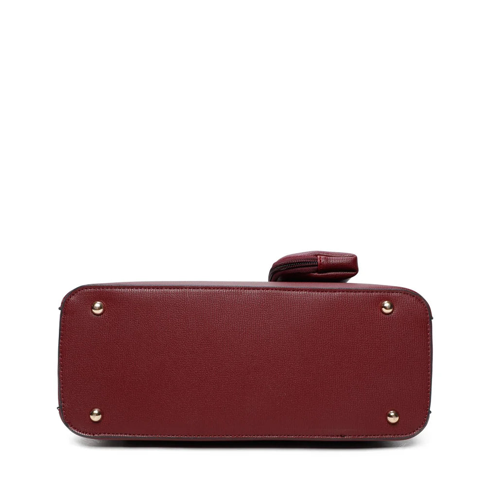 Dessous de La Modena rouge foncé : base plate posée sur de petits pieds métalliques – réf. G-7347