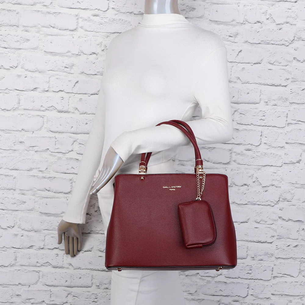 Sac à main femme La Modena rouge foncé porté à la main, avec sa pochette assortie – réf. G-7347