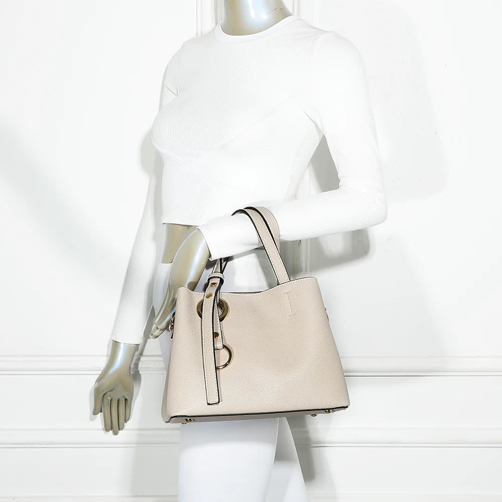Sac à main femme La Moderne beige porté à la main, anses courtes et anneaux dorés – réf. R-1710