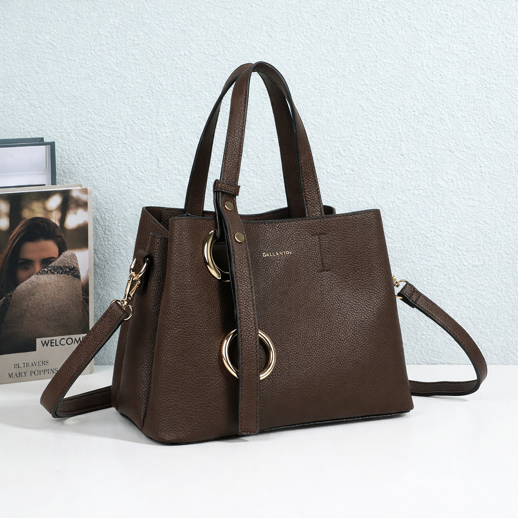 Sac à main La Moderne coffee en simili cuir grainé dans un décor d’ambiance – visuel d’ambiance créé avec l’IA – Gallantry Paris