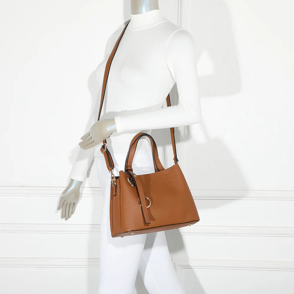Sac à main femme La Moderne marron porté à la main, anses courtes et anneaux dorés – réf. R-1710
