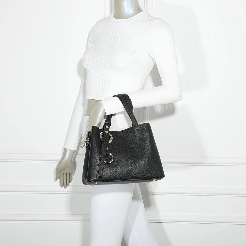 Sac à main femme La Moderne noir porté à la main, anses courtes et anneaux dorés – réf. R-1710