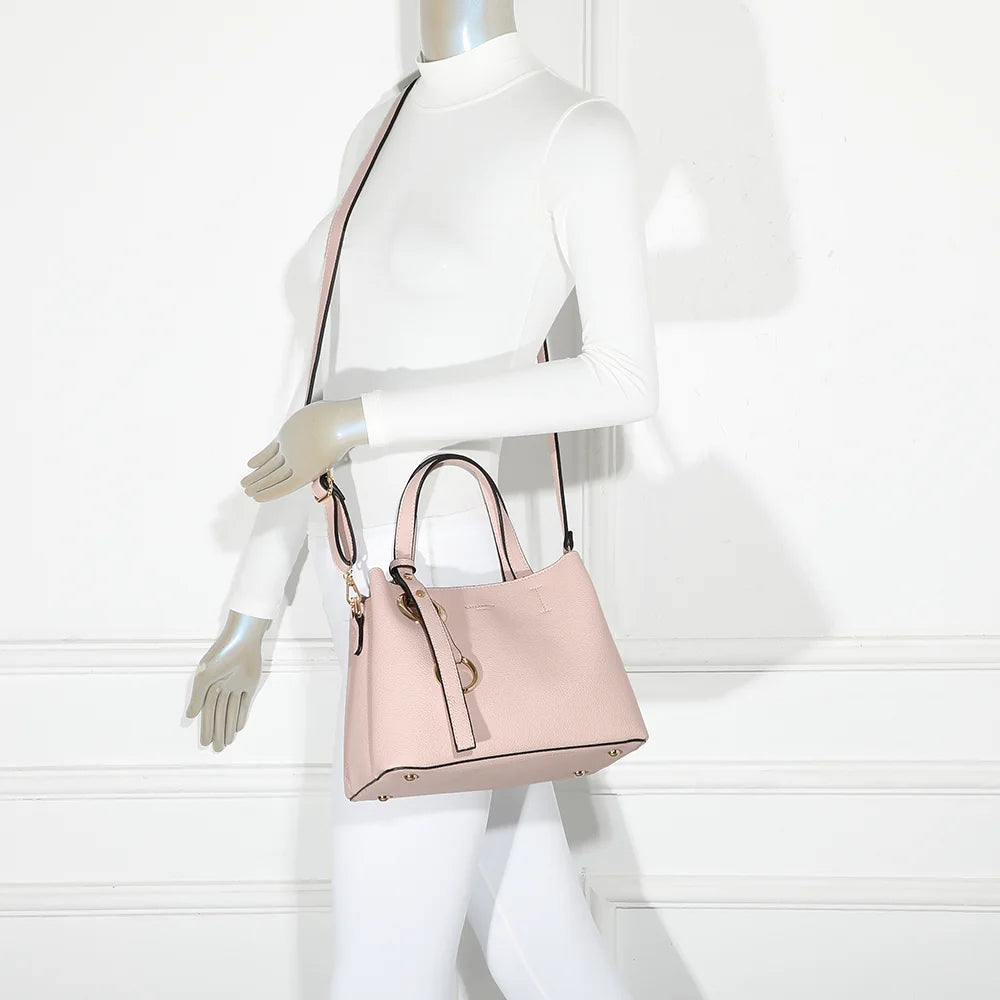 Sac à main femme La Moderne rose porté à la main, anses courtes et anneaux dorés – réf. R-1710