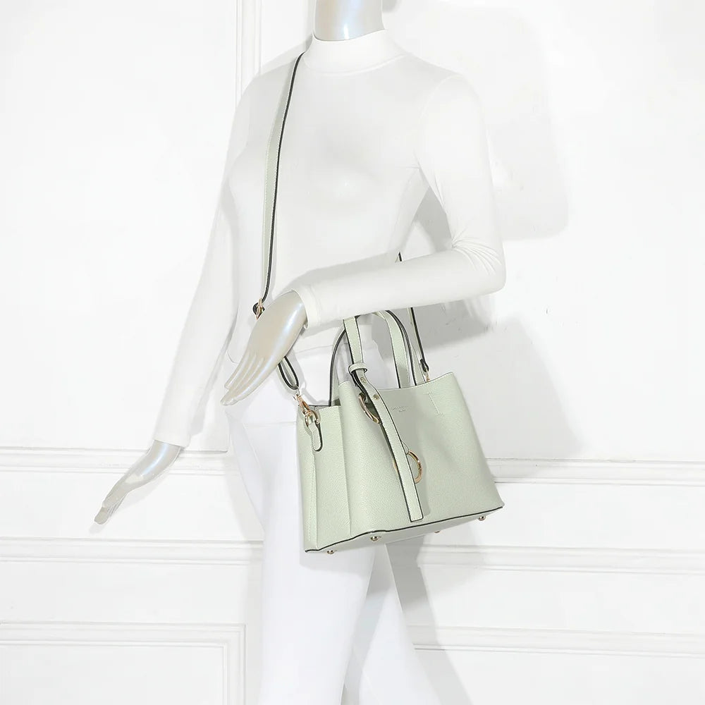 Sac à main femme La Moderne vert clair porté à la main, anses courtes et anneaux dorés – réf. R-1710
