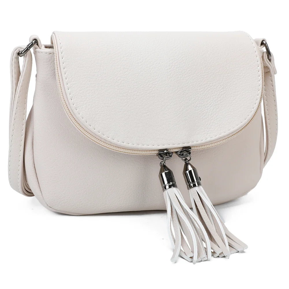 La Mokaïa beige de trois quarts : silhouette souple et arrondie, bandoulière réglable – réf. HJ-7058-A
