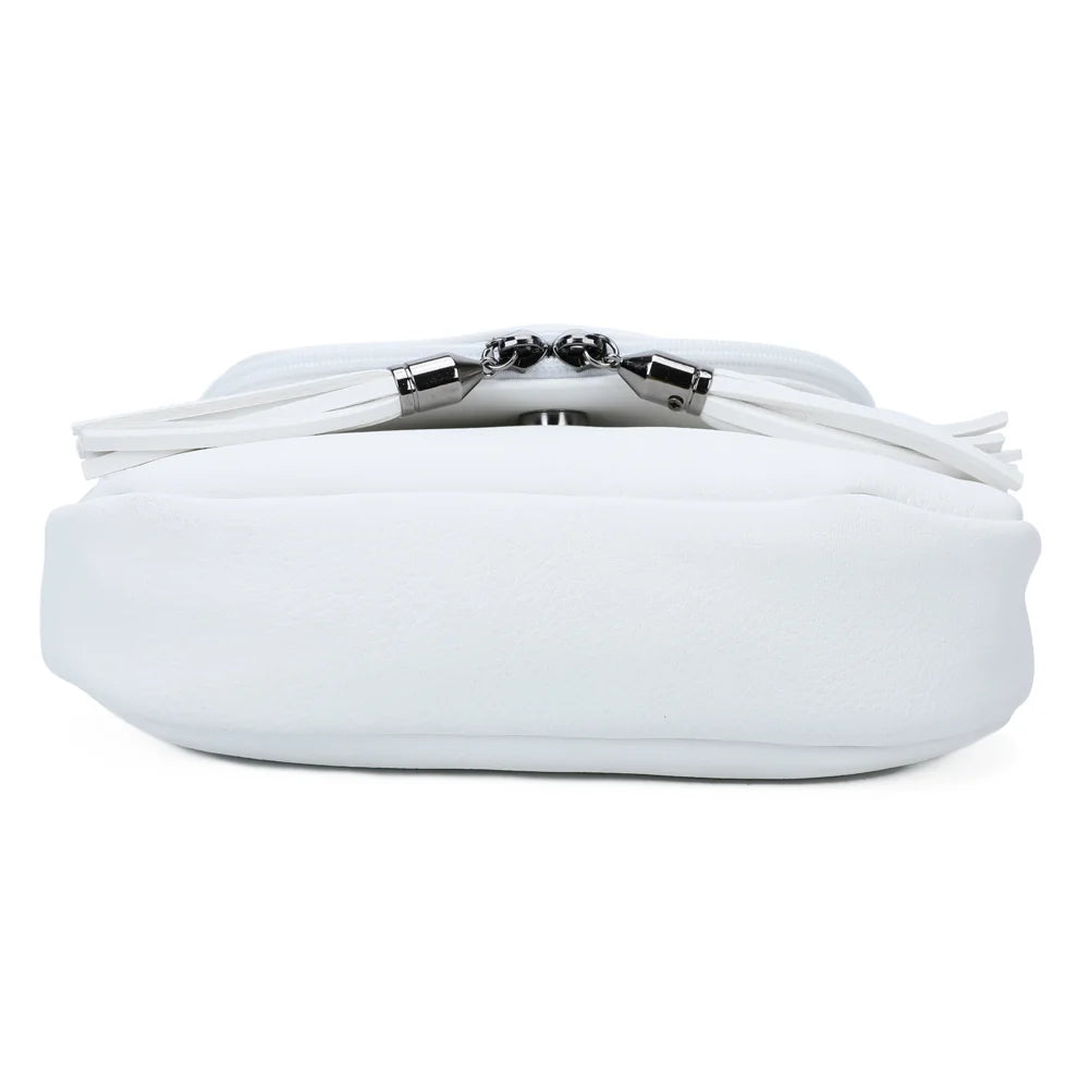 Vue du dessous de La Mokaïa blanc, simili cuir grainé vegan et bandoulière ton sur ton – réf. HJ-7058-A