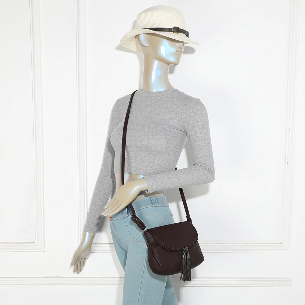 Sac bandoulière femme La Mokaïa café porté en travers du corps grâce à sa bandoulière réglable – réf. HJ-7058-A