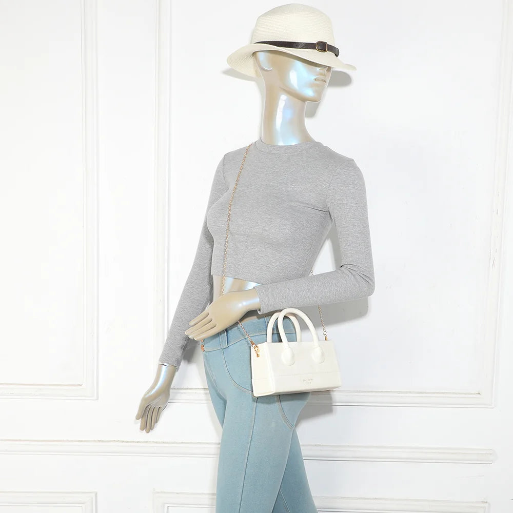 Petit sac femme La Mona blanc porté, anses arrondies à la main ou chaîne dorée à l’épaule – réf. YL-26025