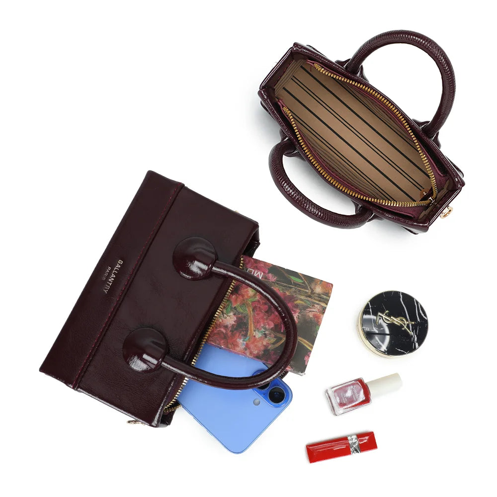 Intérieur zippé du La Mona bordeaux : doublure rayée pour le téléphone, les clés et un rouge à lèvres – réf. YL-26025