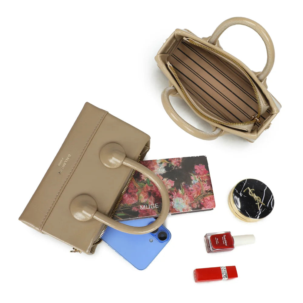 Intérieur zippé du La Mona taupe : doublure rayée pour le téléphone, les clés et un rouge à lèvres – réf. YL-26025