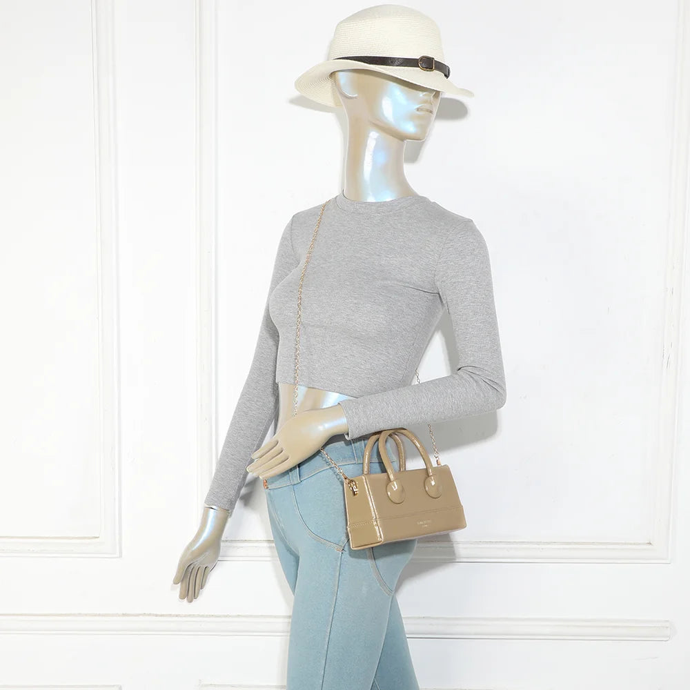 Petit sac femme La Mona taupe porté, anses arrondies à la main ou chaîne dorée à l’épaule – réf. YL-26025