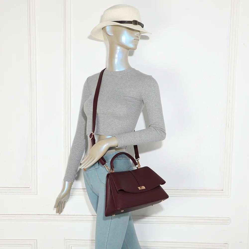 Sac à main femme La Monna bordeaux porté à la main ou en bandoulière pour un look élégant – réf. R-2057