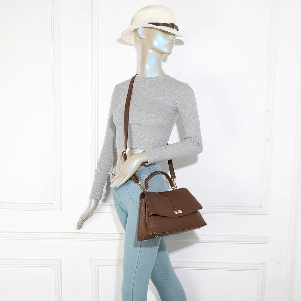 Sac à main femme La Monna café porté à la main ou en bandoulière pour un look élégant – réf. R-2057