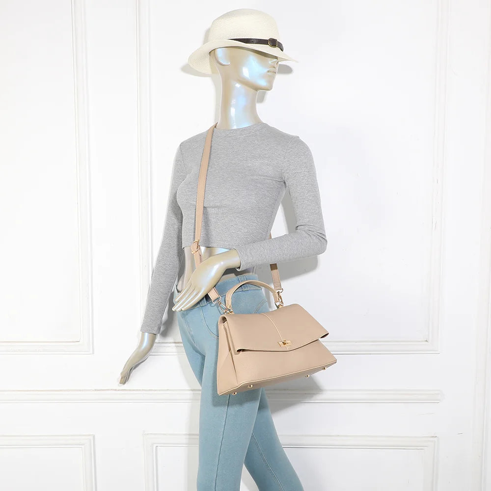 Sac à main femme La Monna taupe porté à la main ou en bandoulière pour un look élégant – réf. R-2057