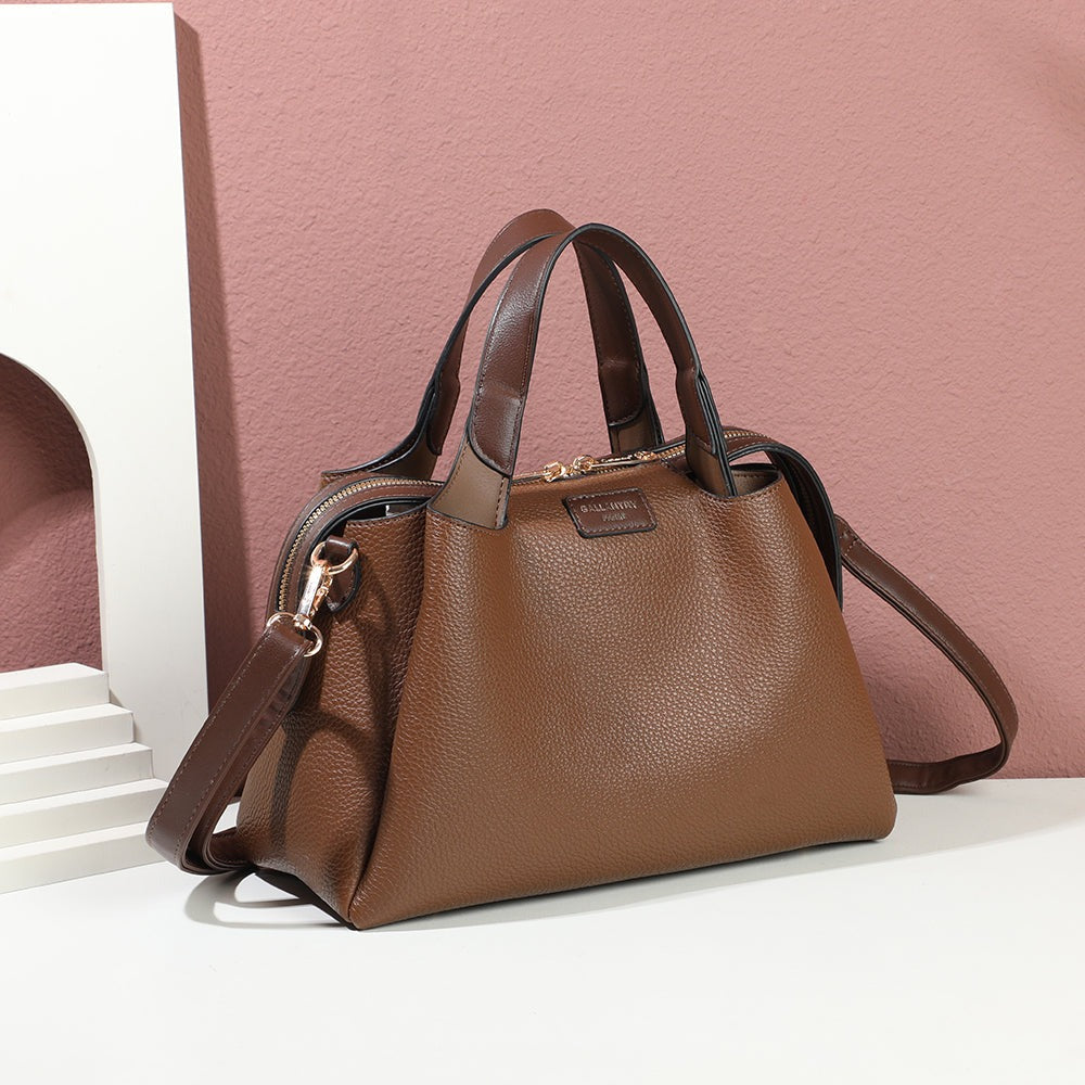 Sac à main La Montaigne Coffee posé dans un décor élégant – visuel d’ambiance créé avec l’IA – Gallantry Paris