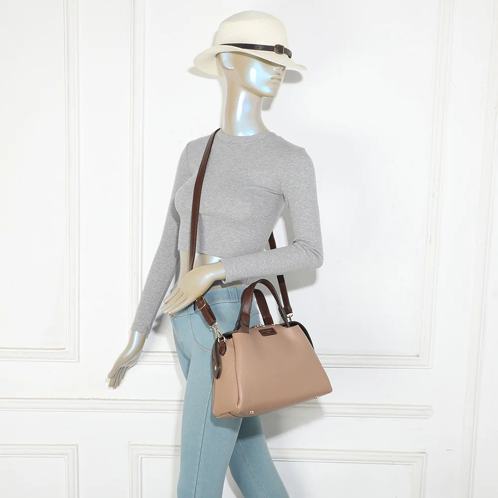Sac à main femme La Montaigne taupe foncé porté à la main, allure chic au quotidien – réf. M-9458-1