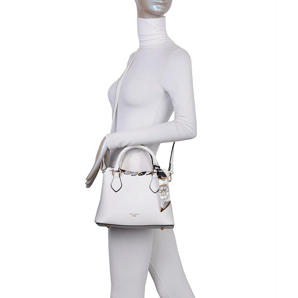 Sac à main femme La Mystérieuse blanc porté, à la main ou avec sa bandoulière amovible – réf. DQ-8629