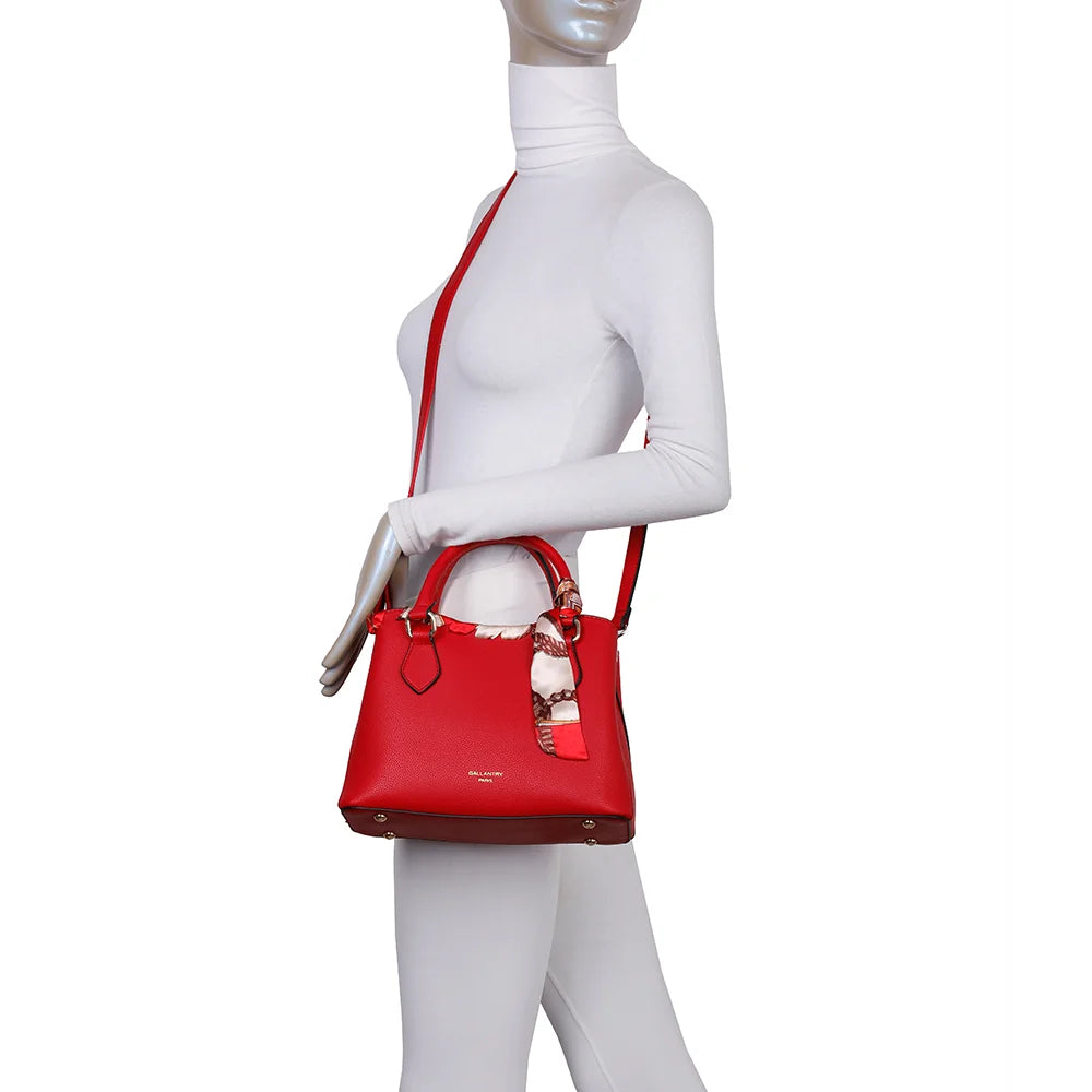 Sac à main femme La Mystérieuse rouge porté, à la main ou avec sa bandoulière amovible – réf. DQ-8629