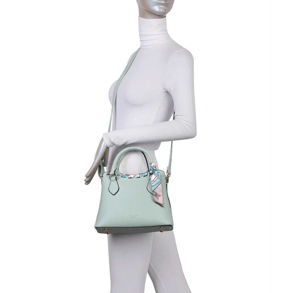 Sac à main femme La Mystérieuse vert clair porté, à la main ou avec sa bandoulière amovible – réf. DQ-8629