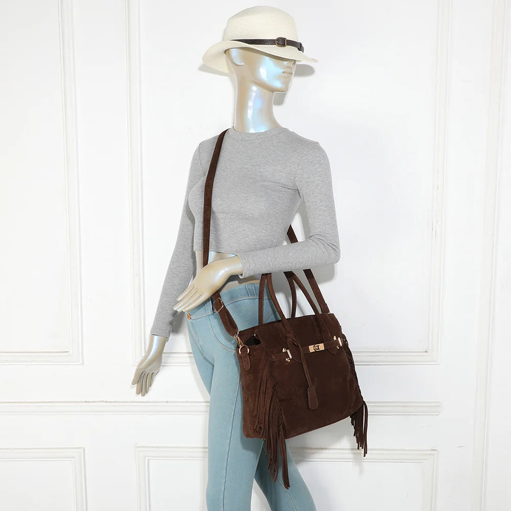 Sac à main La Nacara café porté par une femme, à la main ou avec sa bandoulière amovible – réf. KJ-62102