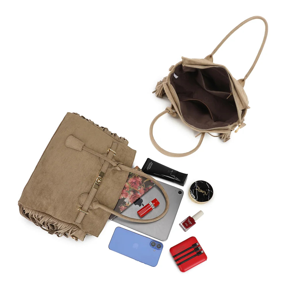 Intérieur doublé de La Nacara taupe foncé avec compartiment zippé et plusieurs poches de rangement – réf. KJ-62102