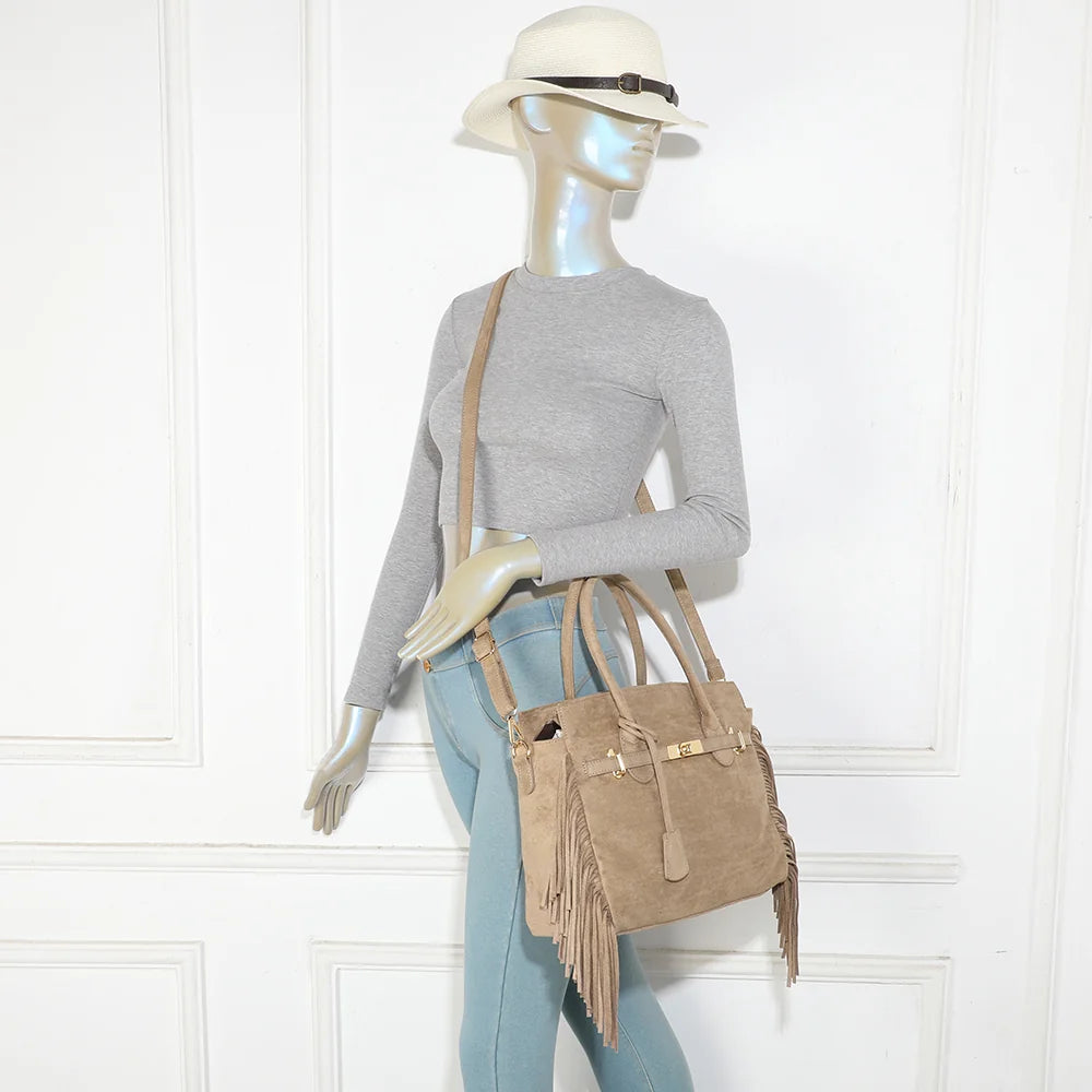 Sac à main La Nacara taupe foncé porté par une femme, à la main ou avec sa bandoulière amovible – réf. KJ-62102