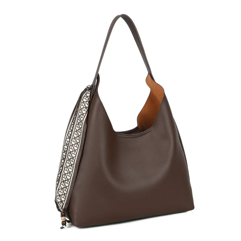 La Nérélie café de trois quarts : silhouette souple et foulard imprimé noué sur le côté – réf. R-2053