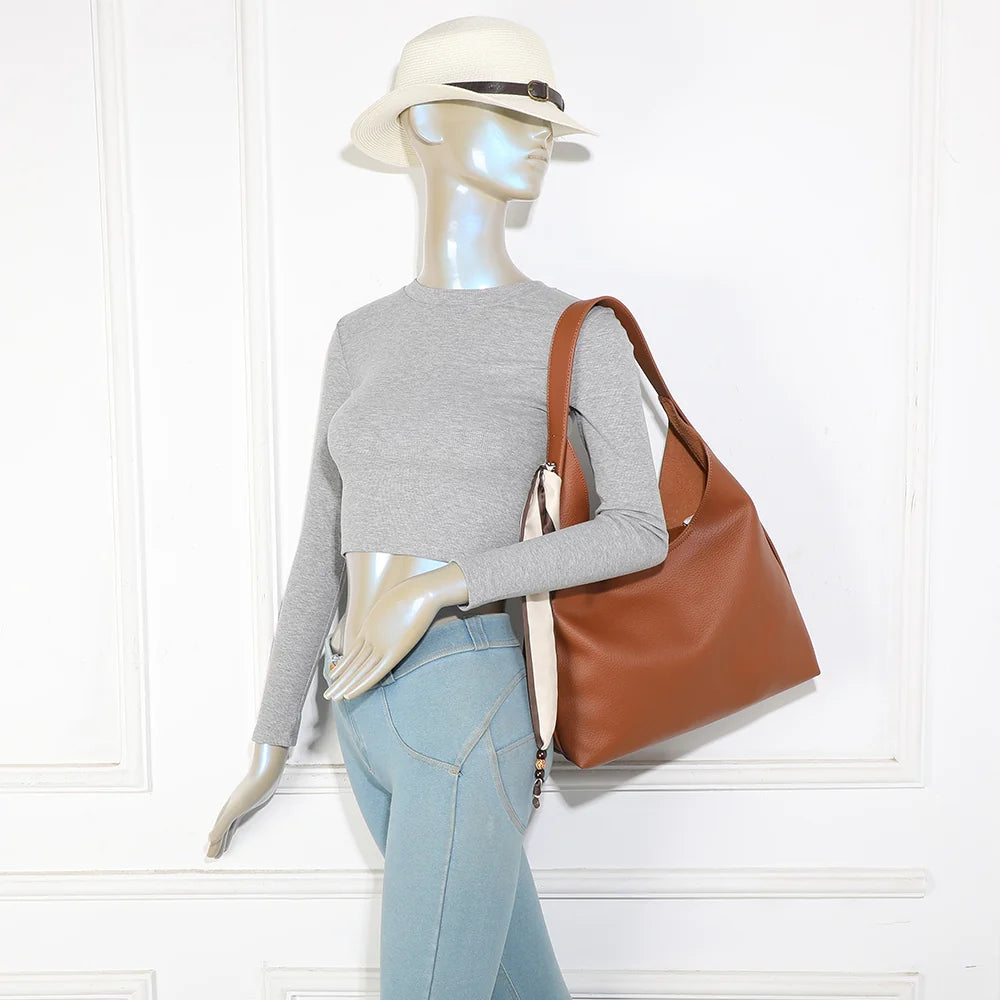Sac femme La Nérélie marron porté à l’épaule : un grand format souple et élégant au quotidien – réf. R-2053