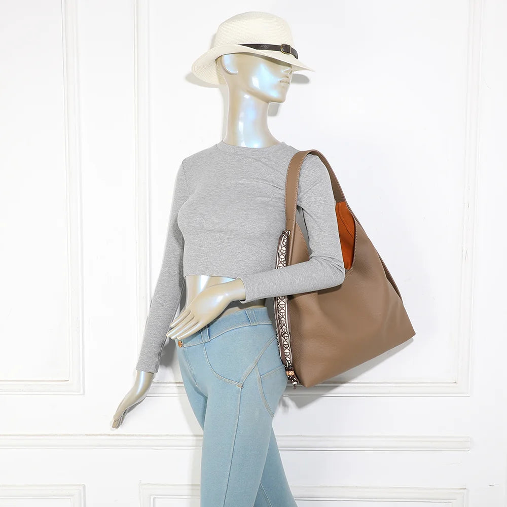 Sac femme La Nérélie taupe foncé porté à l’épaule : un grand format souple et élégant au quotidien – réf. R-2053