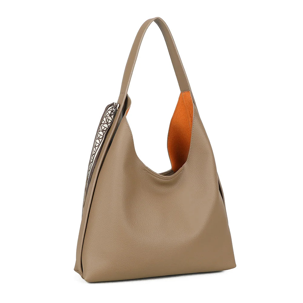 La Nérélie taupe foncé de trois quarts : silhouette souple et foulard imprimé noué sur le côté – réf. R-2053