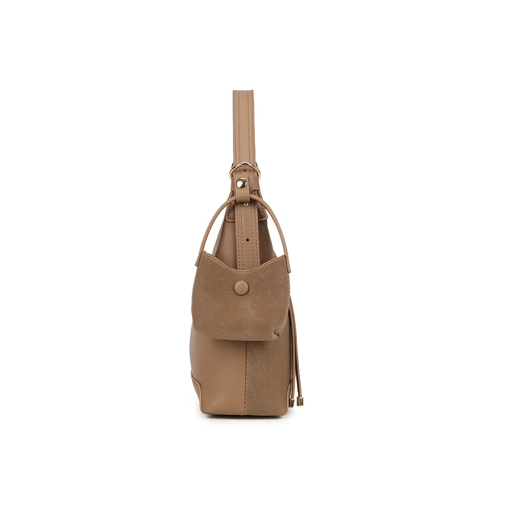 Profil de La Norya taupe foncé : 10 cm de profondeur, cordons à embouts dorés et pochette amovible à l’attache – réf. A-9179