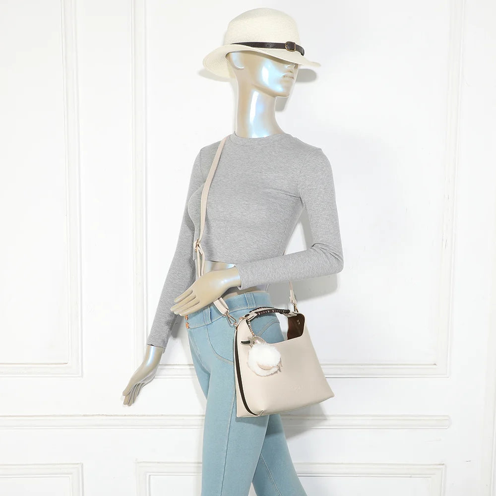 Sac à main femme La Novelle beige porté, bandoulière amovible pour un porté épaule ou croisé – réf. R-2066