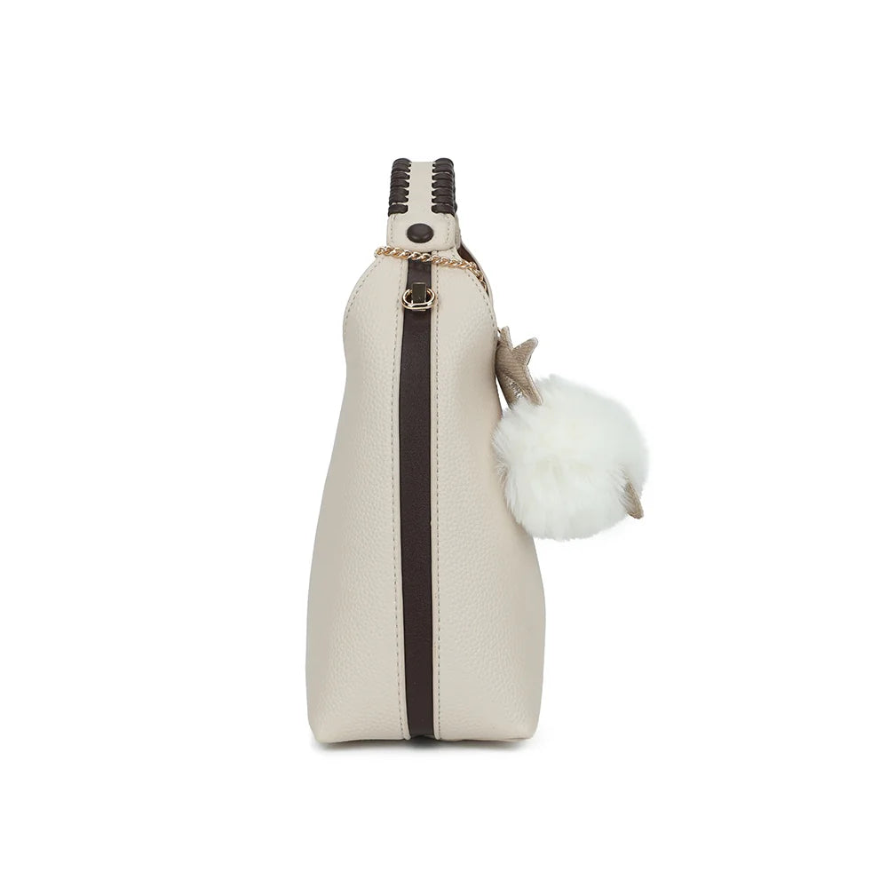 Profil du sac La Novelle beige : format compact de 10 cm de profondeur et attache dorée – réf. R-2066