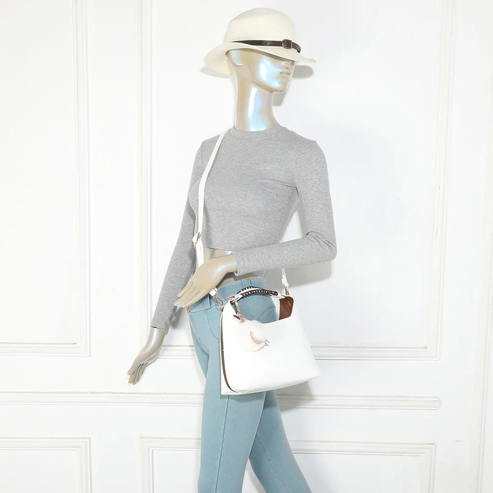 Sac à main femme La Novelle blanc porté, bandoulière amovible pour un porté épaule ou croisé – réf. R-2066