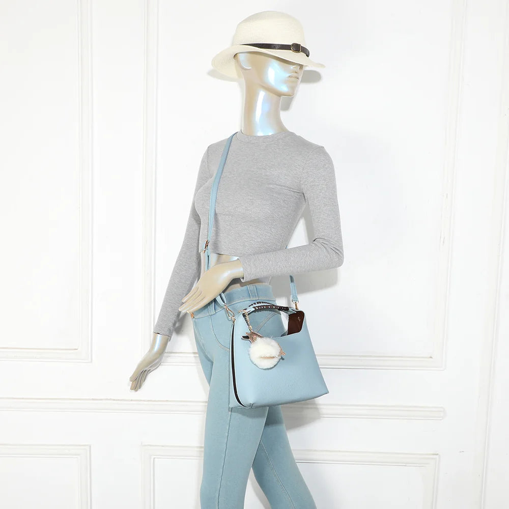 Sac à main femme La Novelle bleu clair porté, bandoulière amovible pour un porté épaule ou croisé – réf. R-2066
