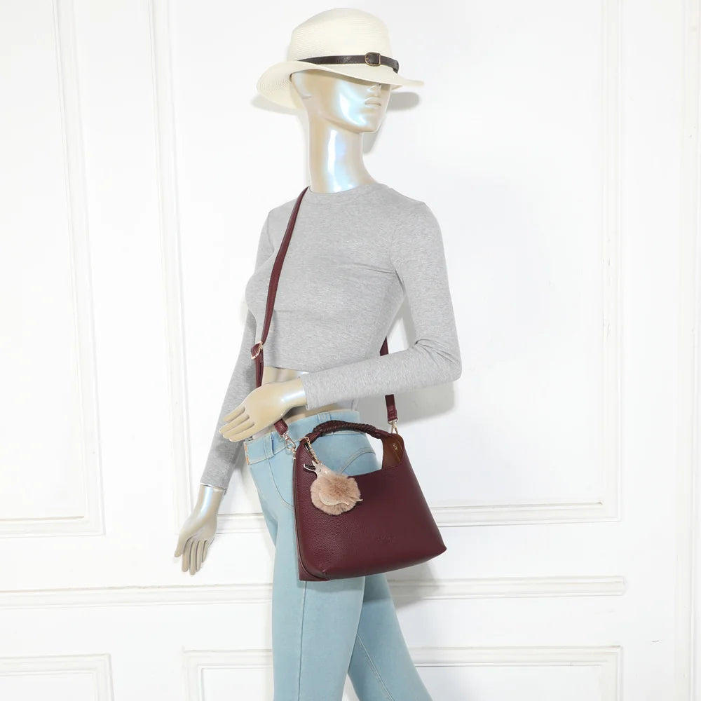 Sac à main femme La Novelle bordeaux porté, bandoulière amovible pour un porté épaule ou croisé – réf. R-2066