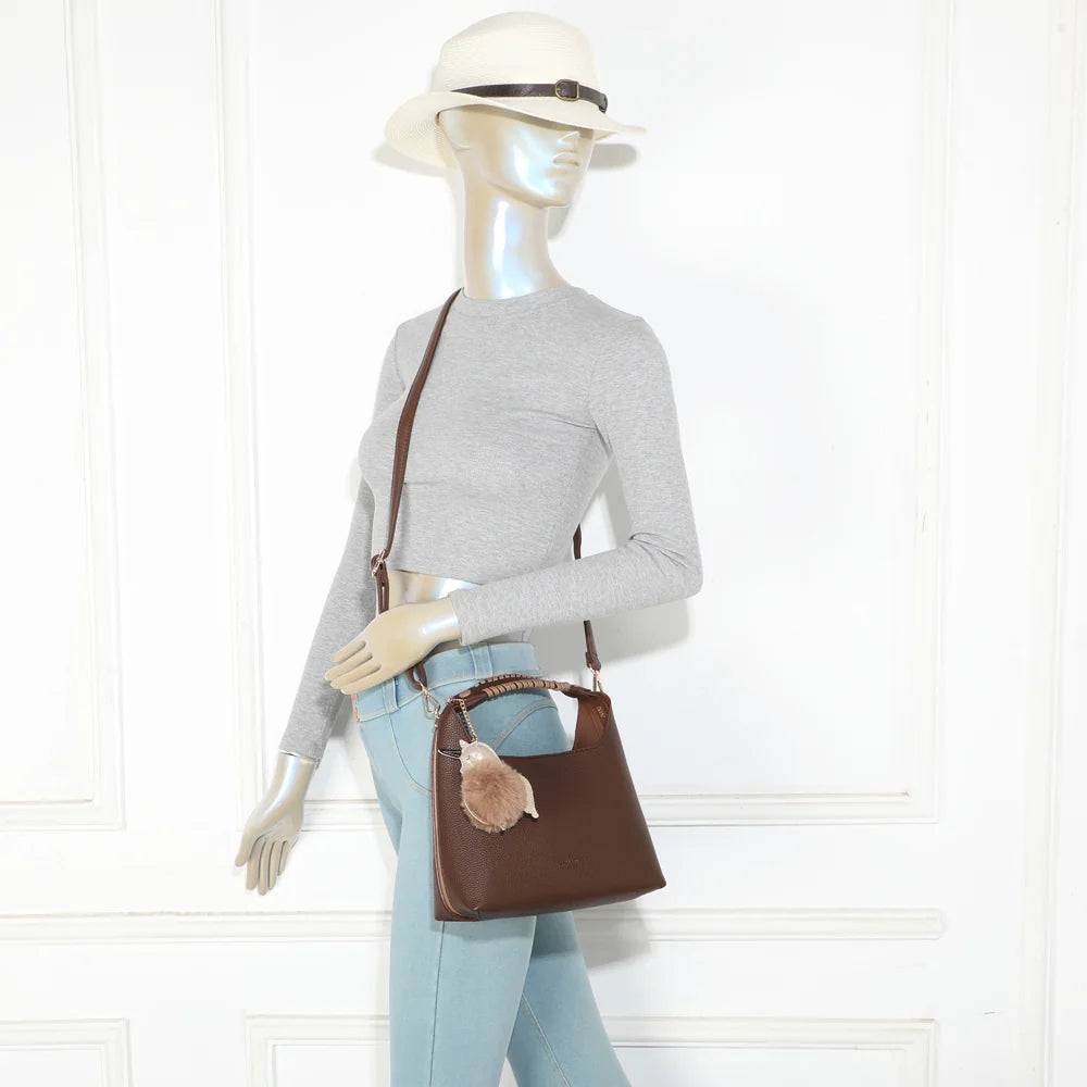 Sac à main femme La Novelle café porté, bandoulière amovible pour un porté épaule ou croisé – réf. R-2066