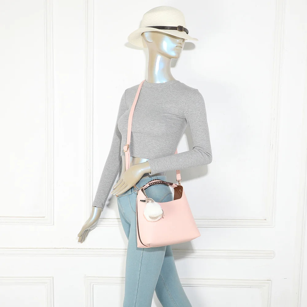 Sac à main femme La Novelle rose porté, bandoulière amovible pour un porté épaule ou croisé – réf. R-2066