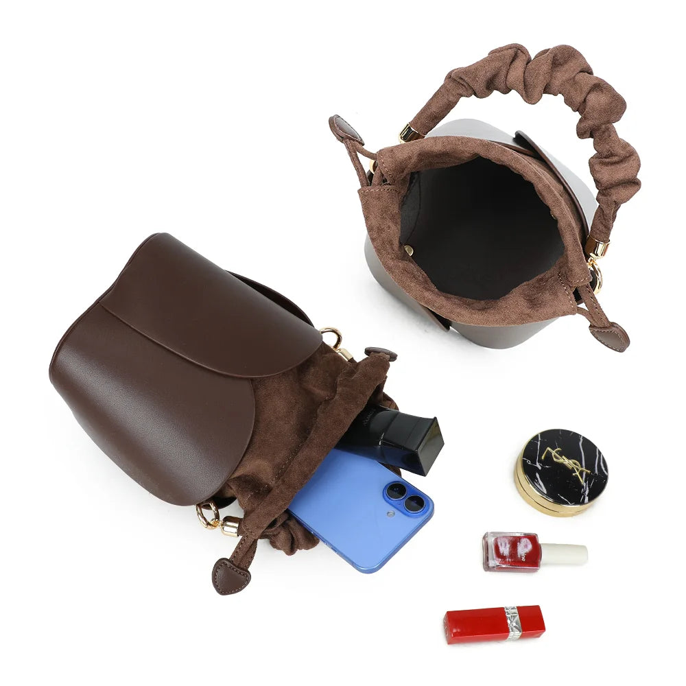 Intérieur de La Nuvia café : pochette coulissante qui accueille téléphone et maquillage – réf. DQ-8727