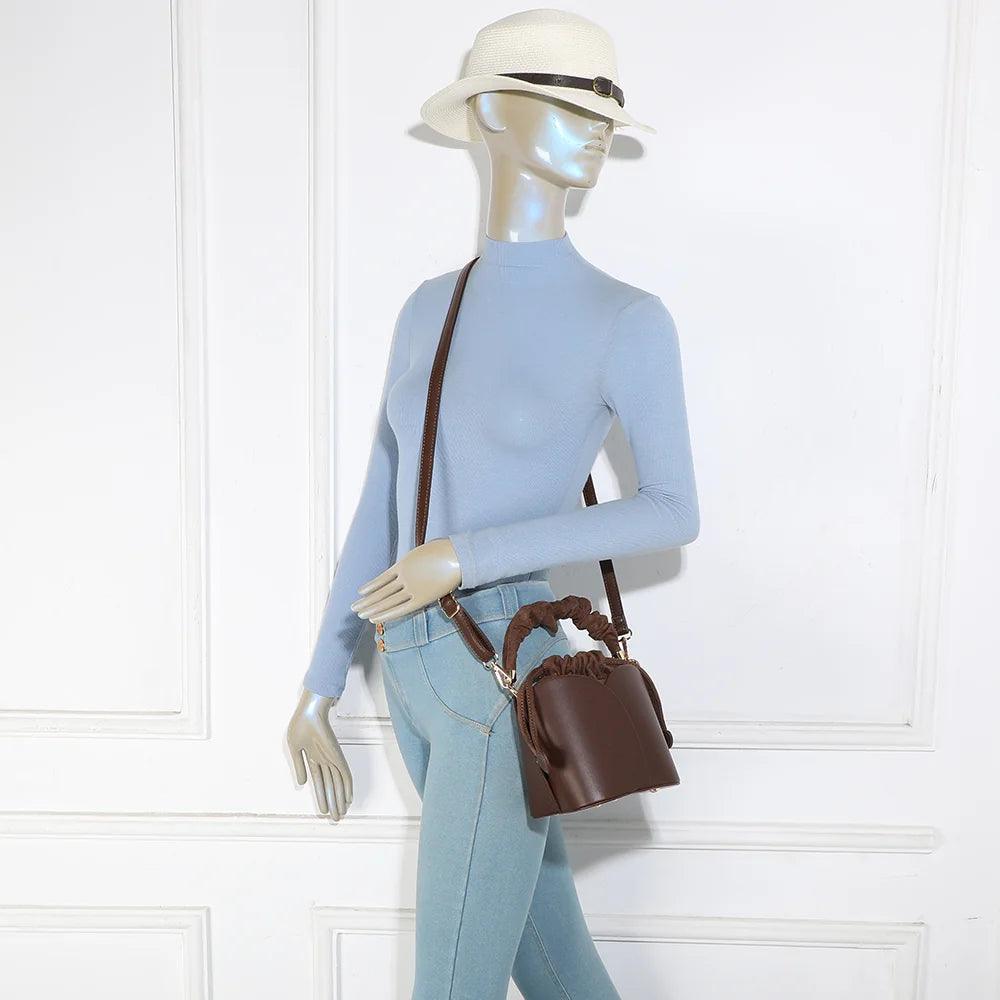 Sac La Nuvia café porté par une femme, à la main par sa poignée froncée ou en bandoulière – réf. DQ-8727