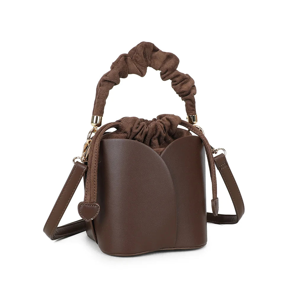La Nuvia café vue de trois quarts : silhouette arrondie et pochette froncée à cordon – réf. DQ-8727