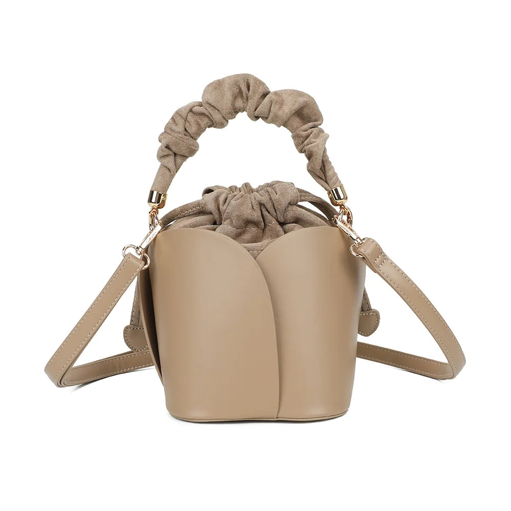 Dos du sac La Nuvia taupe foncé, panneaux arrondis superposés et poignée froncée en tissu – réf. DQ-8727