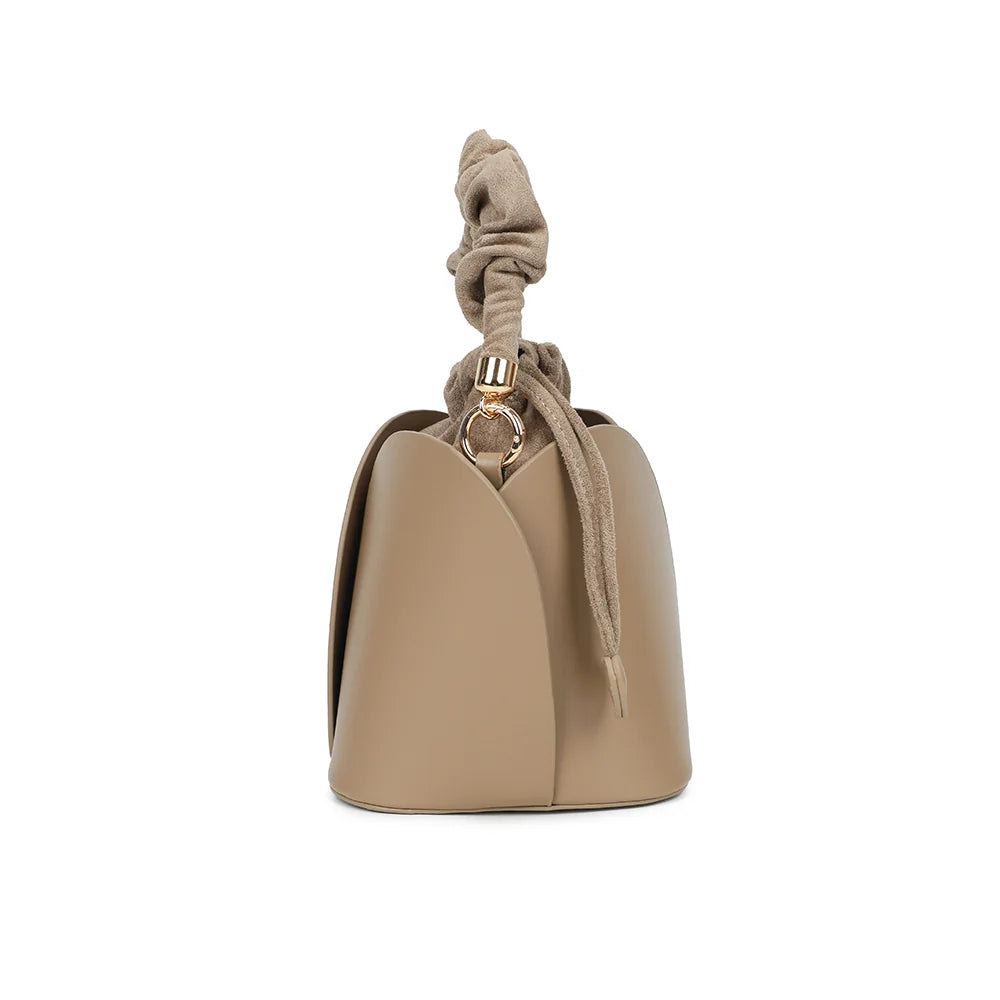 Profil du sac La Nuvia taupe foncé : cordon de serrage terminé par un embout en forme de cœur – réf. DQ-8727